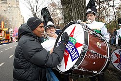 Keflezighi-Drum-Macys09.jpg