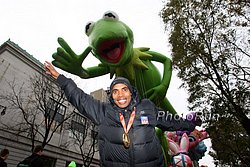 Keflezighi-Kermit-Macys09.jpg