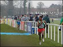 Bekele Checking His Lead With 1 Lap Left