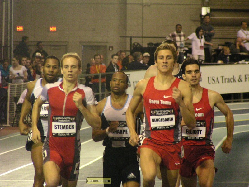 men's 800m pack 20m to go