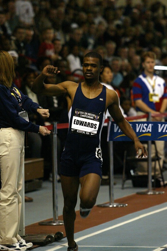 LeShaunte Edwards Wins B heat of 200m