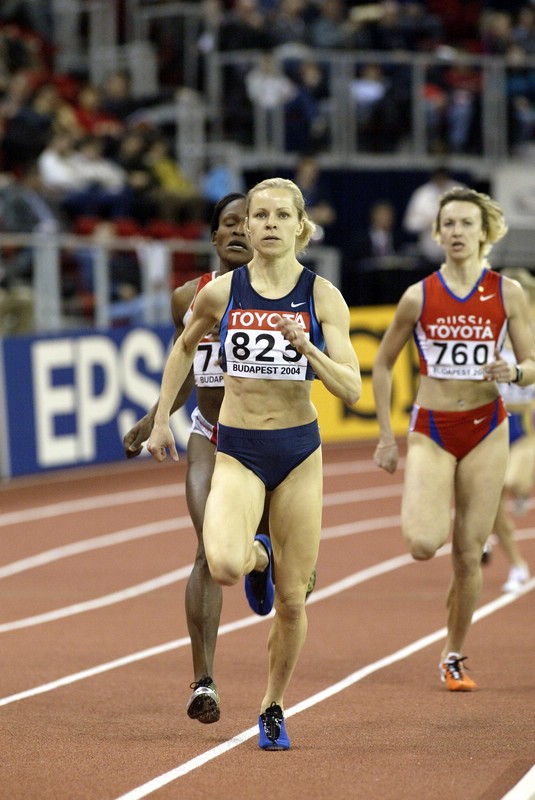 Jen Toomey leading her 800m heat