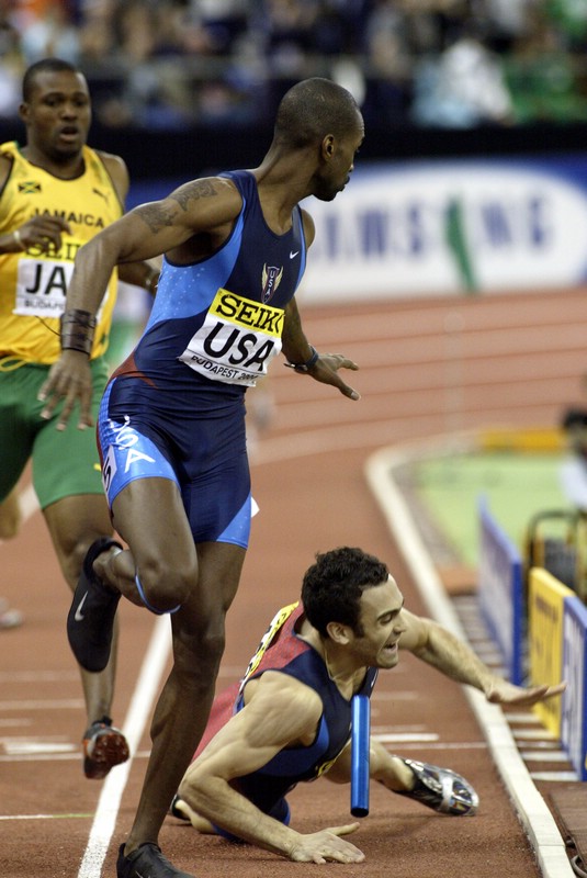 US Team Fell and was DQd in the 4*400