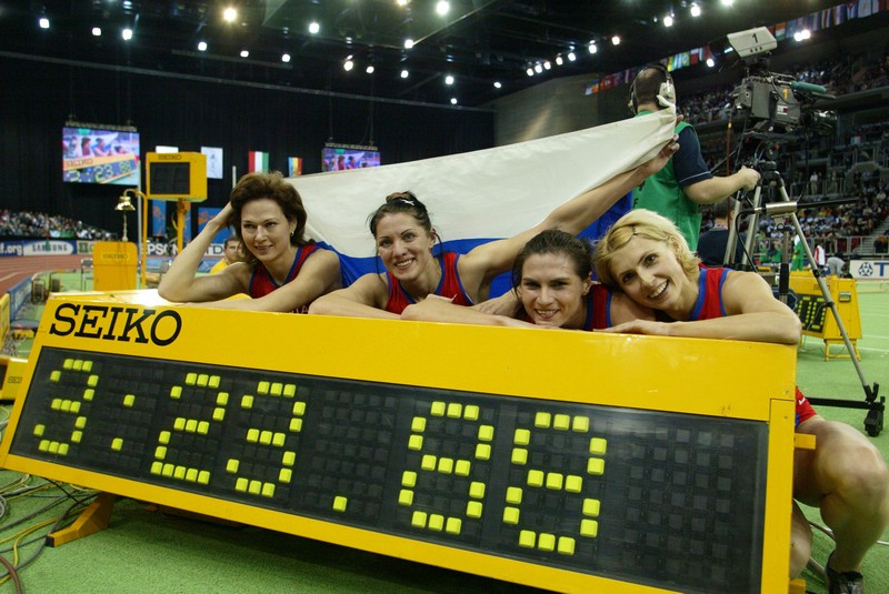 Russian Women Celebrate Their 4*400 World Record
