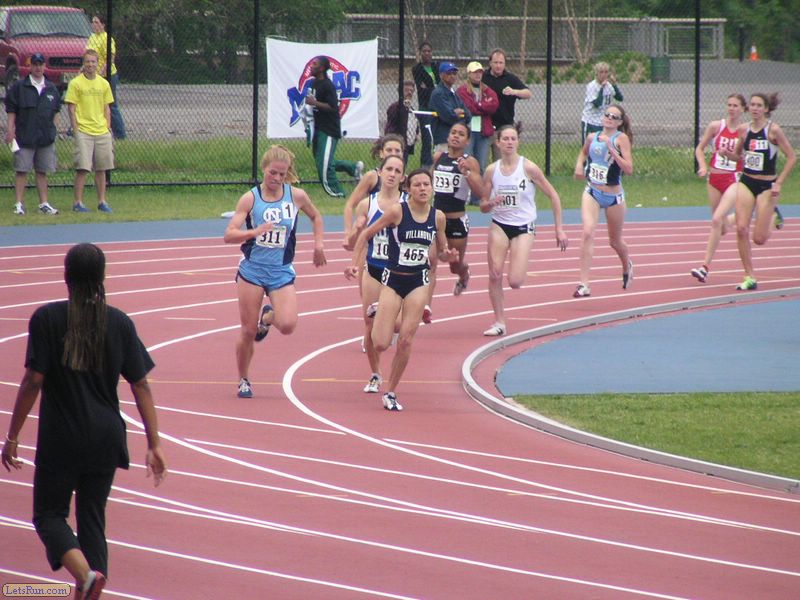 Erin Donohue passing Muncan off the turn for the win