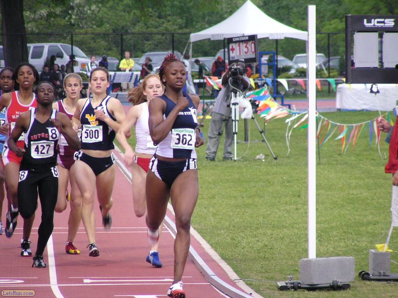 Dominque Black With the lead at 400