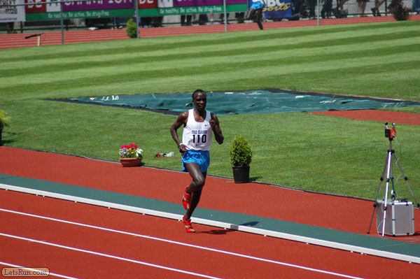 Kipchoge in Front Comfortably