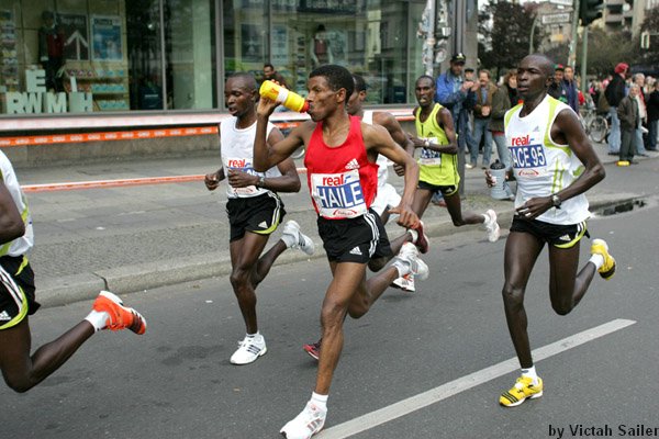 Gebrselassie_HailePB-Berlin07.JPG