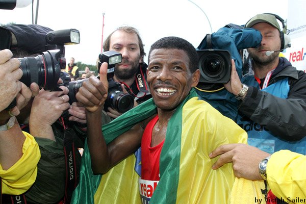 Gebrselassie_HailePF-Berlin07.JPG