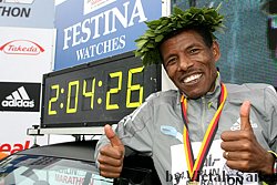 Gebrselassie_HaileCL-Berlin07.JPG