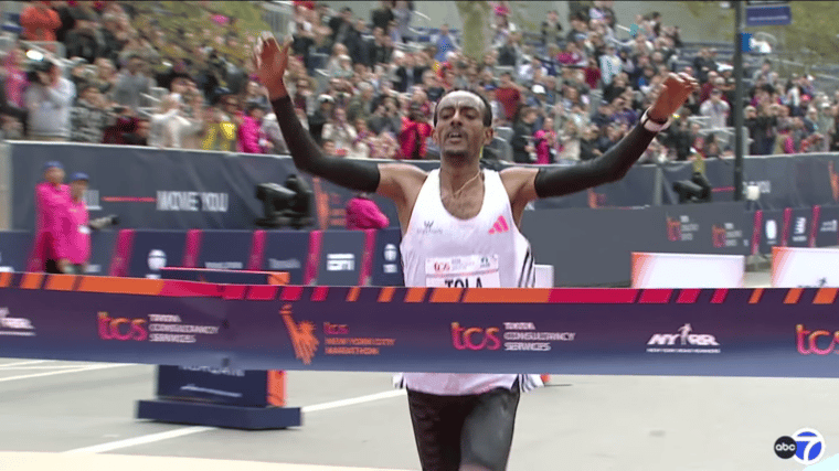 Tamirat Tola Leads Ethiopian 1-2, as Cam Levins Smashes Canadian Record at World  Championships Marathon 