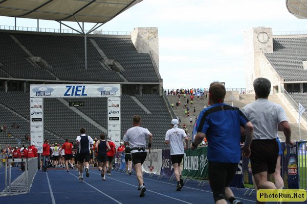 FinishArea1-Berlin25k08.JPG