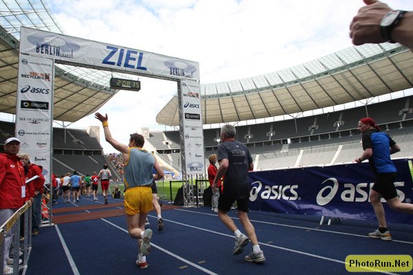 FinishRearWide-Berlin25k08.JPG