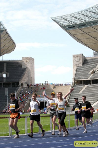 HappyRunners1-Berlin25k08.JPG