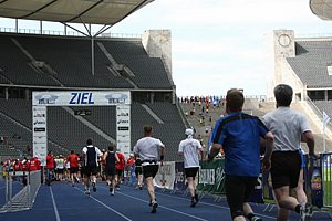 FinishArea1-Berlin25k08.JPG