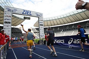 FinishRearWide-Berlin25k08.JPG