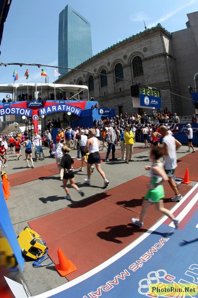 FinishLineFEV-Boston08.JPG