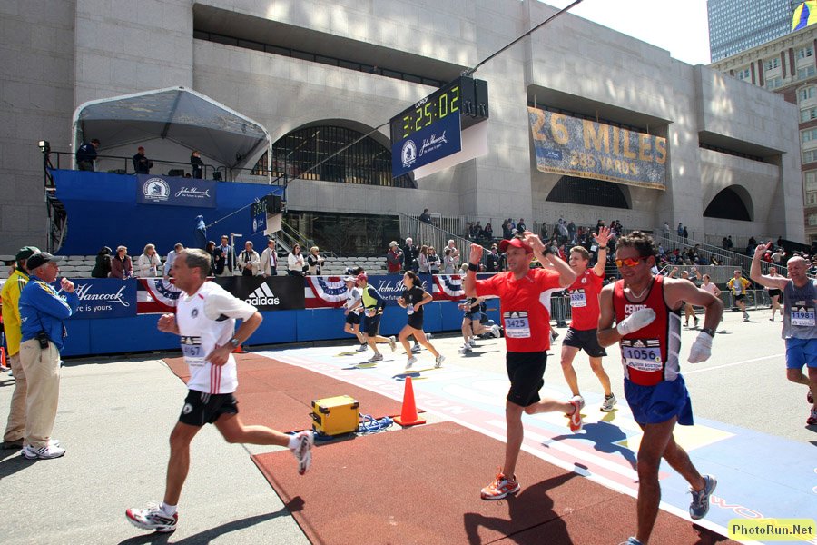 FinishLineWide-Boston08.JPG