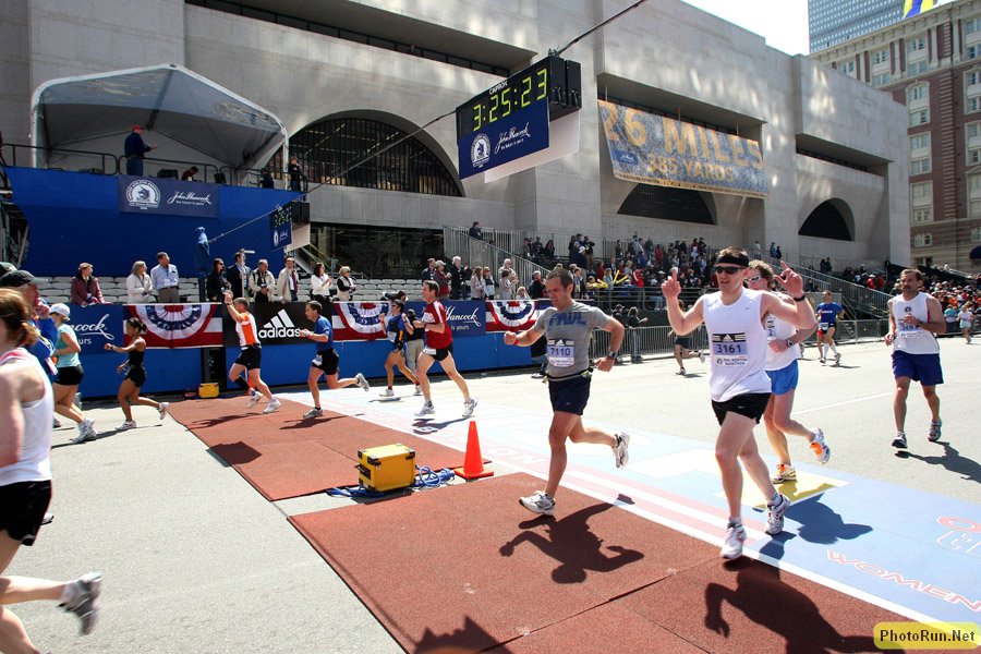 FinishLineWide1-Boston08.JPG