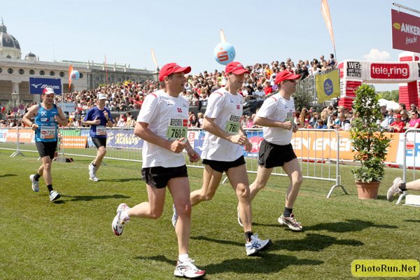 RelayTeamFinish-Vienna08.JPG