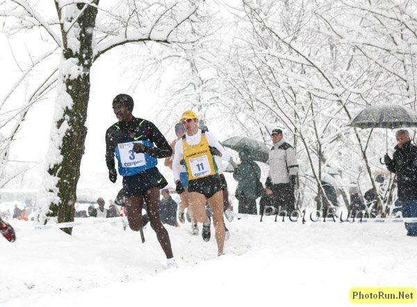 KipchogeLeadsBend.-C#403BB3.jpg