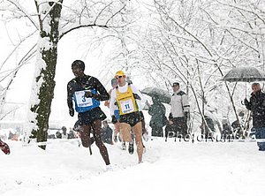 KipchogeLeadsBend.-C#403BB3.jpg