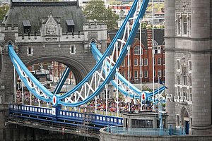 TowerBridgeMiddle-London09.jpg