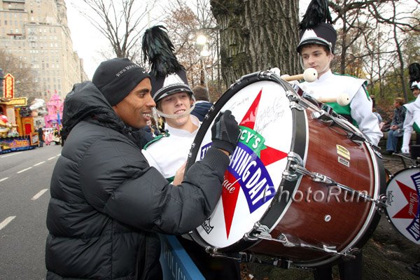 Keflezighi-Drum-Macys09.jpg