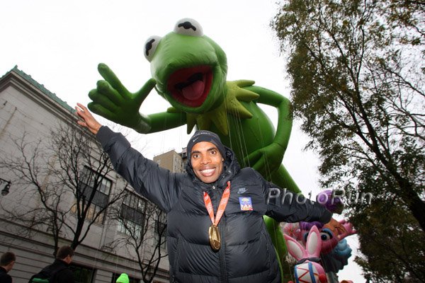 Keflezighi-Kermit-Macys09.jpg