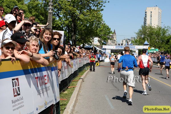 Cheering-OttawaM09.jpg