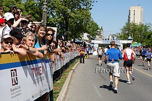 Cheering-OttawaM09.jpg