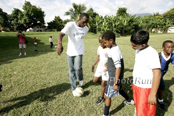 Bolt_UsainSoccer1a-J#B1F04D.jpg
