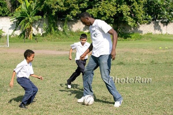 Bolt_UsainSoccer1c-J#B1F04E.jpg