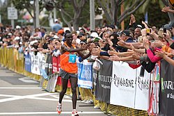 KipchogeCrowds_Carlsbad10.jpg
