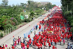 EveryoneRunsStart1a-#B90405.jpg