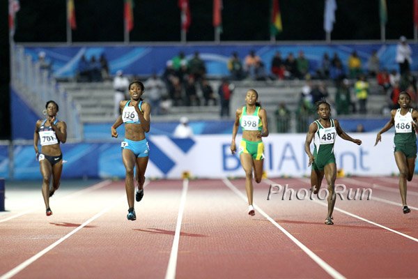 Shaunae Miller leads the girls 400 final
