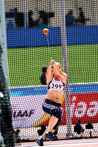 Sophie Hitcon gets ahold of one in the hammer