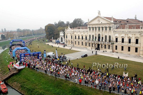 Start of 2010 Venice Marathon Near Villa Pisani