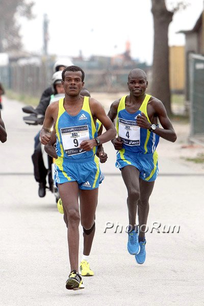 Diriba Demisse Haile con Paul Samoei Kimeli