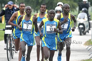 Simon Kamama Mukun con Peter Muriuki Nderitu