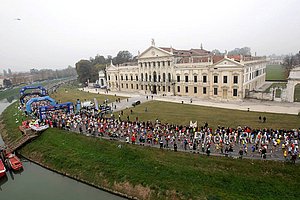 Partenza della Maratona di Venezia 2010 sul fondo Villa Pisani