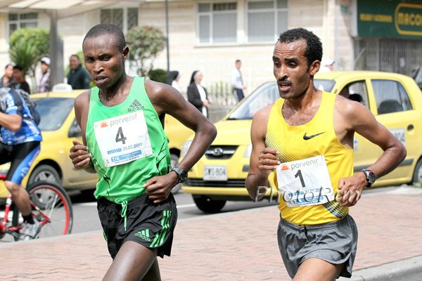 Geoffrey Mutai Looks at Deriba Merga