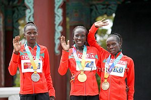 Kenyans sweep