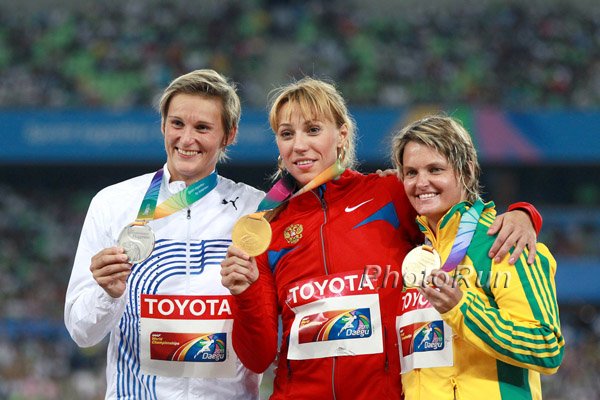 Barbora Sotáková (l), Maria Abakumova (c), Sunette Viljoen (r)