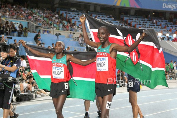 Silas Kiplagat (l), Asbel Kiprop (r)