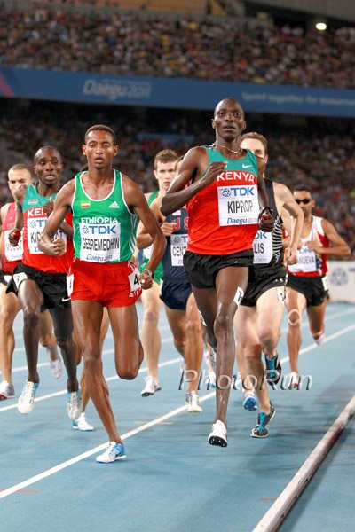 Mekonnen Gebremedhin (l) and Asbel Kiprop (r)