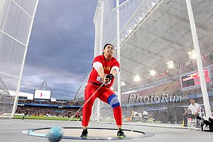 Wenxiu Zhang Prepares To Spin