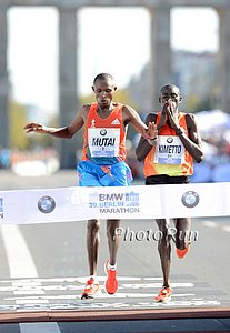 The Controversial Men's Finish: Geoffrey Mutai Left, Dennis Kimetto Right