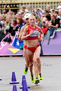 Shalane Flanagan Leading the Chase Pack