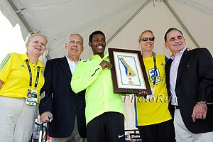 Desisa Present His Boston Medal to the City
